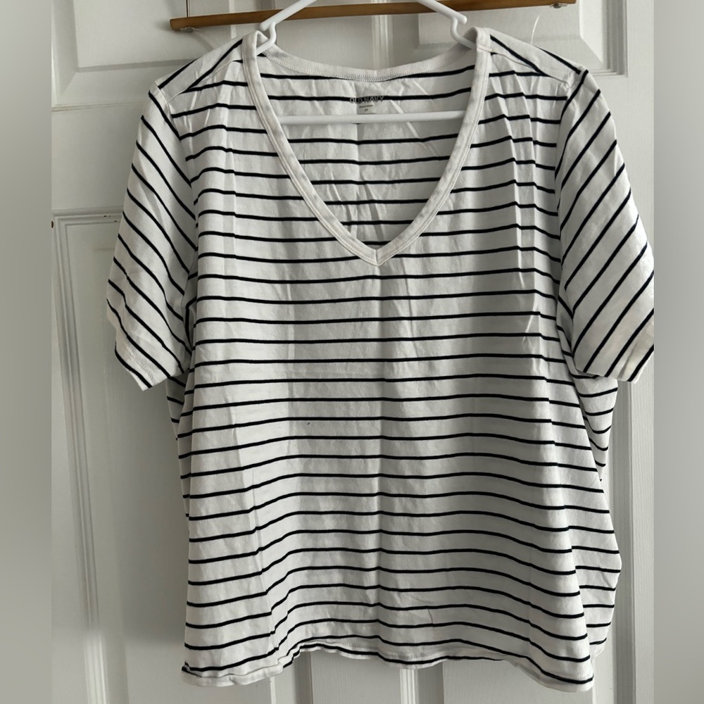 Old Navy. 2x. Black and white stripe t shirt